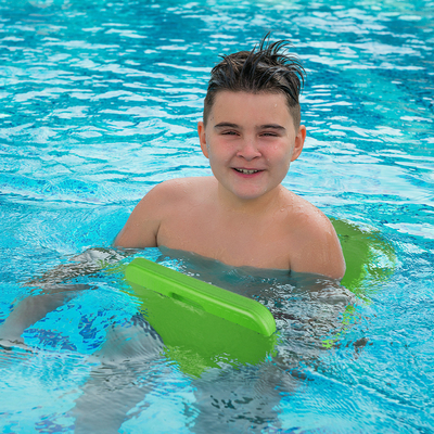 Kinders water speeltijd met Woowave Green Swim Floats Kickboard Toy